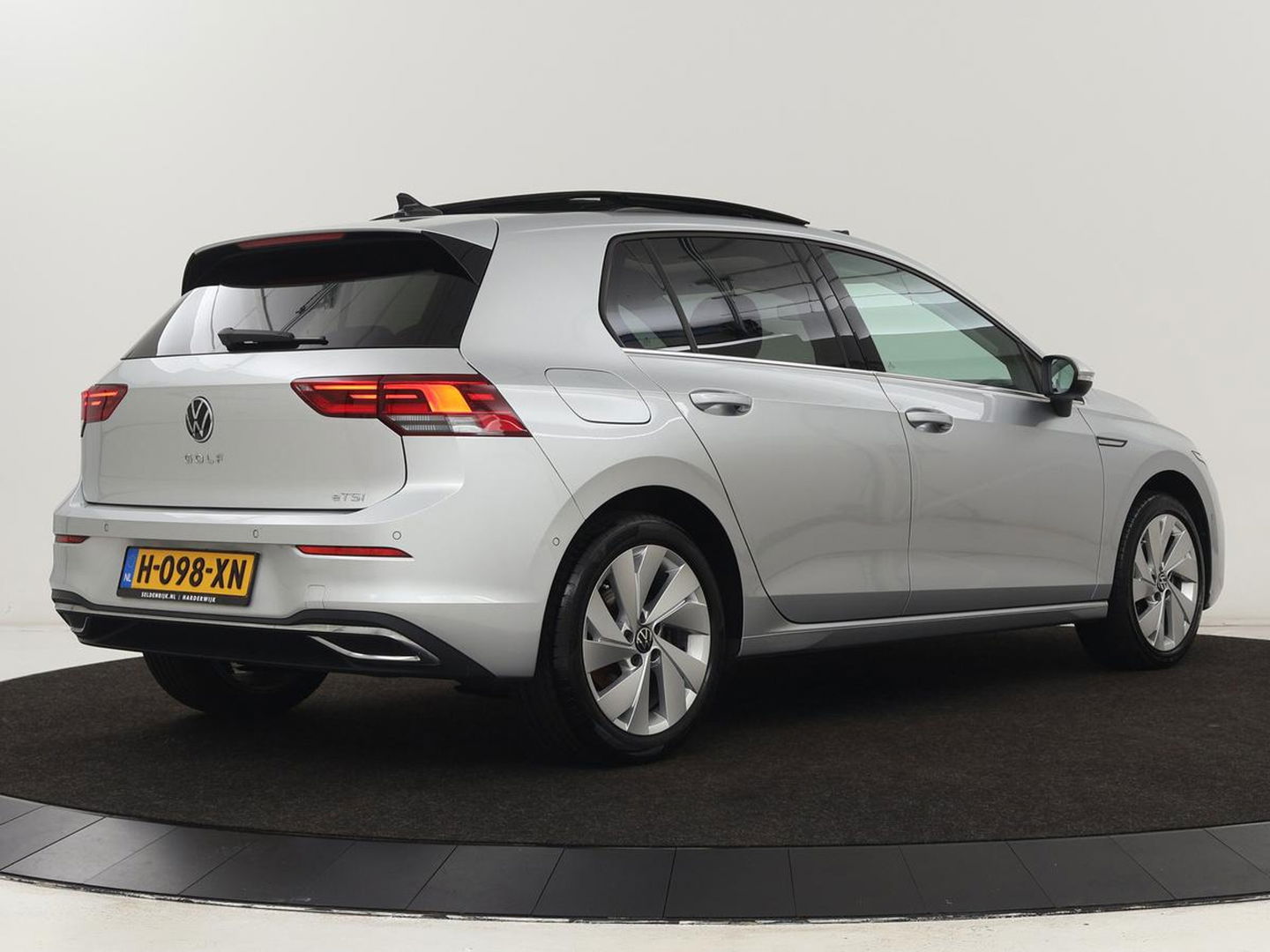 Volkswagen Golf 1.5 eTSI Style | Panoramadak | Automaat 1.5 eTSI Style | Panoramadak | Automaat | Navigatie | Memory | Adaptive cruise | Camera | Park assist | Carplay | Sfeerverlichting | Lane assist