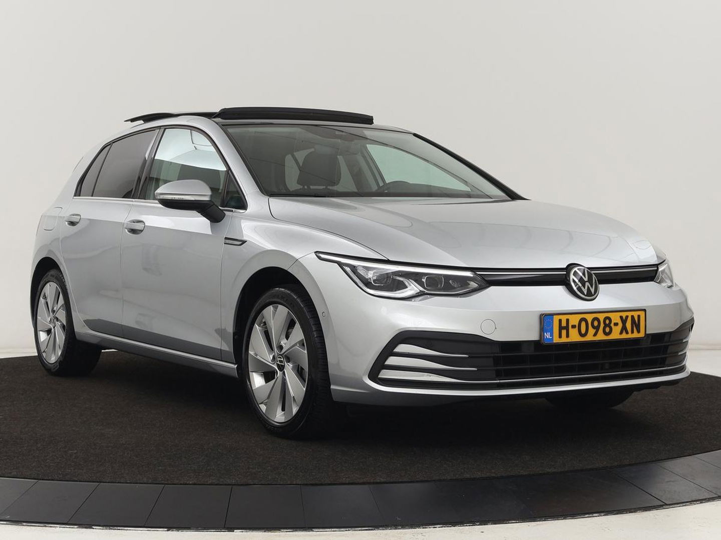Volkswagen Golf 1.5 eTSI Style | Panoramadak | Automaat 1.5 eTSI Style | Panoramadak | Automaat | Navigatie | Memory | Adaptive cruise | Camera | Park assist | Carplay | Sfeerverlichting | Lane assist