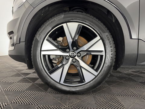 Volvo XC40 Recharge P8 AWD R-Design [ 3-Fase ] { SOH-89%} (INCL-BTW) *PANO | LEATHER-ALCANTARA | DIGI-COCKPIT | FULL-LED | PREMIUM-AUDIO | CARPLAY | KEYLESS | NAVI-FULLMAP | ECC | PDC | HEATED-SPORTSEATS | BLIS | PRIVACY-GLASS | 19''ALU*