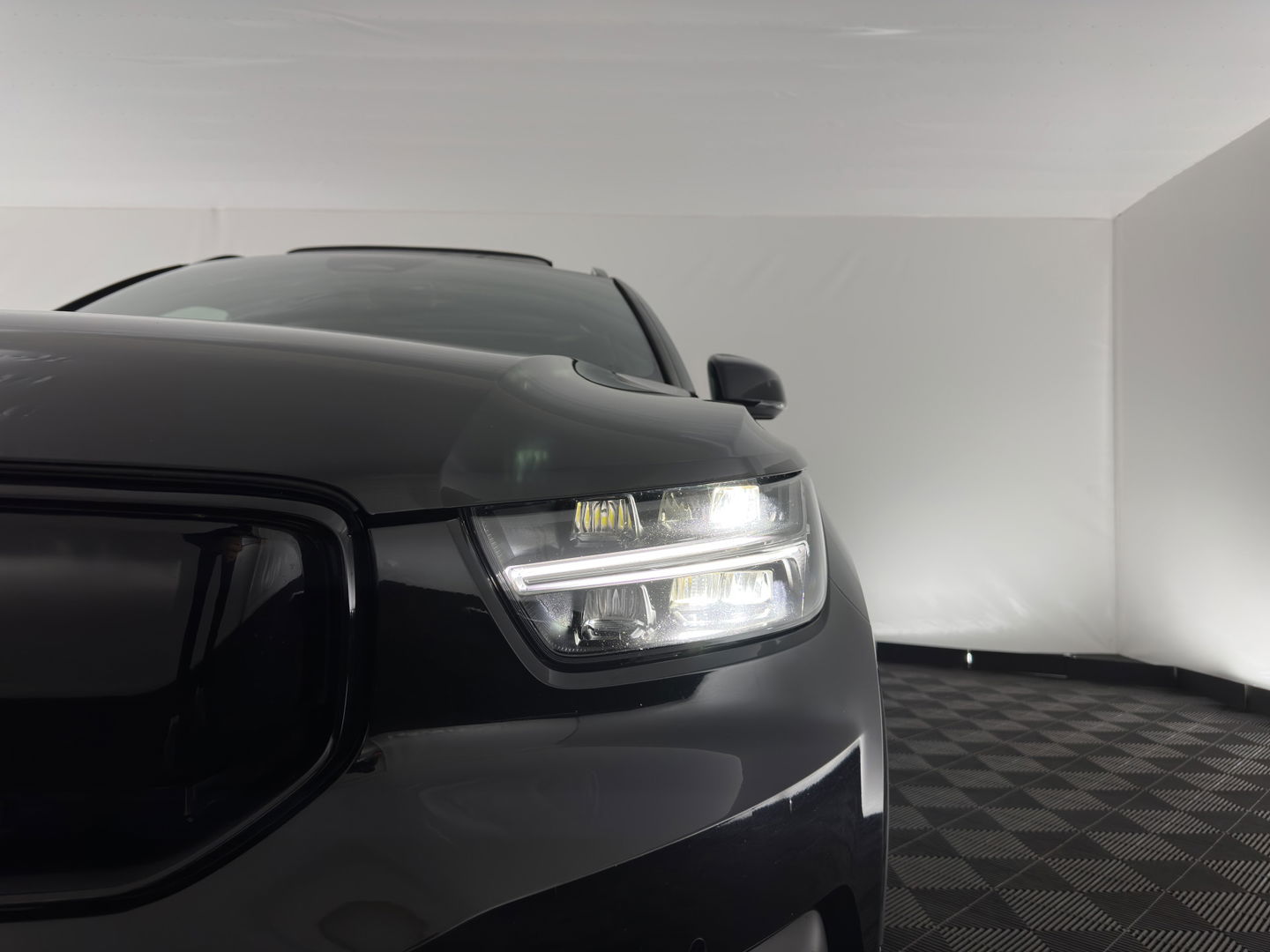 Volvo XC40 Recharge P8 AWD R-Design [ 3-Fase ] { SOH-89%} (INCL-BTW) *PANO | LEATHER-ALCANTARA | DIGI-COCKPIT | FULL-LED | PREMIUM-AUDIO | CARPLAY | KEYLESS | NAVI-FULLMAP | ECC | PDC | HEATED-SPORTSEATS | BLIS | PRIVACY-GLASS | 19''ALU*