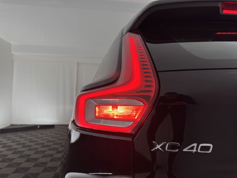 Volvo XC40 Recharge P8 AWD R-Design [ 3-Fase ] { SOH-89%} (INCL-BTW) *PANO | LEATHER-ALCANTARA | DIGI-COCKPIT | FULL-LED | PREMIUM-AUDIO | CARPLAY | KEYLESS | NAVI-FULLMAP | ECC | PDC | HEATED-SPORTSEATS | BLIS | PRIVACY-GLASS | 19''ALU*