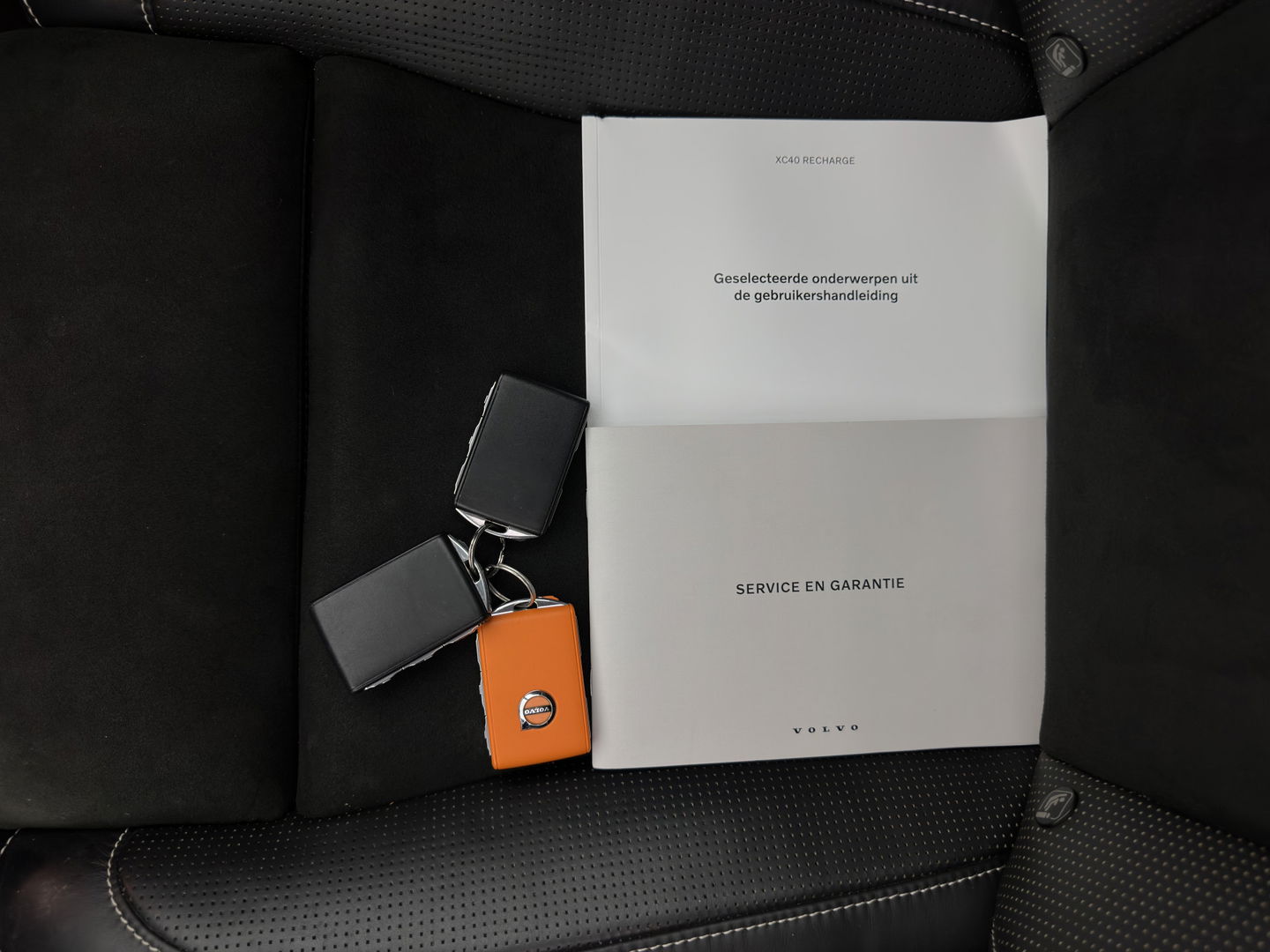 Volvo XC40 Recharge P8 AWD R-Design [ 3-Fase ] { SOH-89%} (INCL-BTW) *PANO | LEATHER-ALCANTARA | DIGI-COCKPIT | FULL-LED | PREMIUM-AUDIO | CARPLAY | KEYLESS | NAVI-FULLMAP | ECC | PDC | HEATED-SPORTSEATS | BLIS | PRIVACY-GLASS | 19''ALU*