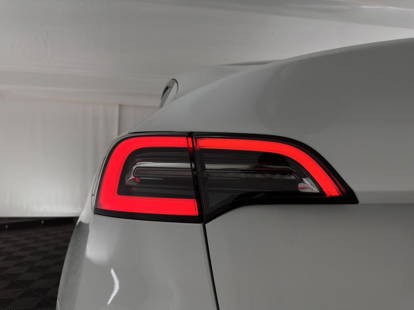 Tesla Model Y RWD 58 kWh [ 3-Fase ] {SOH-93%} (INCL-BTW) Aut. *PANO | AUTO-PILOT | LUXURY-LEATHER | TOP-VIEW | NAVI-FULLMAP | MATRIX-LED | DIGI-COCKPIT | KEYLESS | CAMERA | DAB+ | HEATED-COMFORTSEATS | PRIVACY-GLASS*