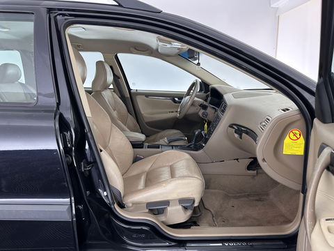 Volvo V70 2.4 Momentum Aut. *LUXURT-LEATHER | HEATED-COMFORTSEATS | ECC | CRUISE | 17''ALU | TOWBAR*