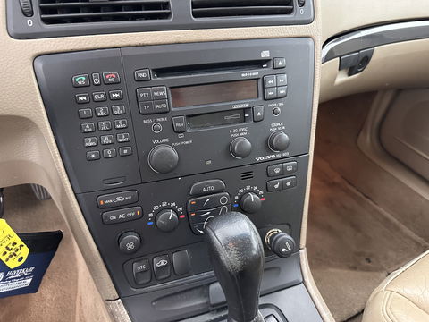 Volvo V70 2.4 Momentum Aut. *LUXURT-LEATHER | HEATED-COMFORTSEATS | ECC | CRUISE | 17''ALU | TOWBAR*