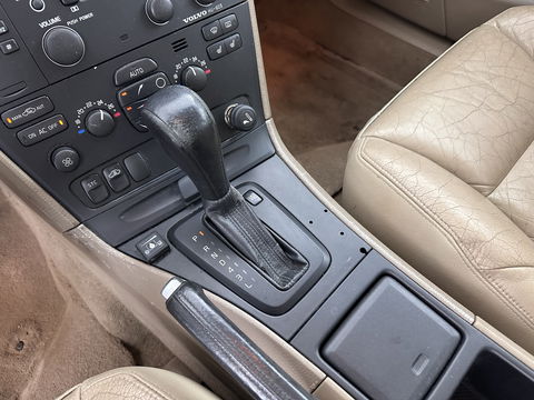 Volvo V70 2.4 Momentum Aut. *LUXURT-LEATHER | HEATED-COMFORTSEATS | ECC | CRUISE | 17''ALU | TOWBAR*