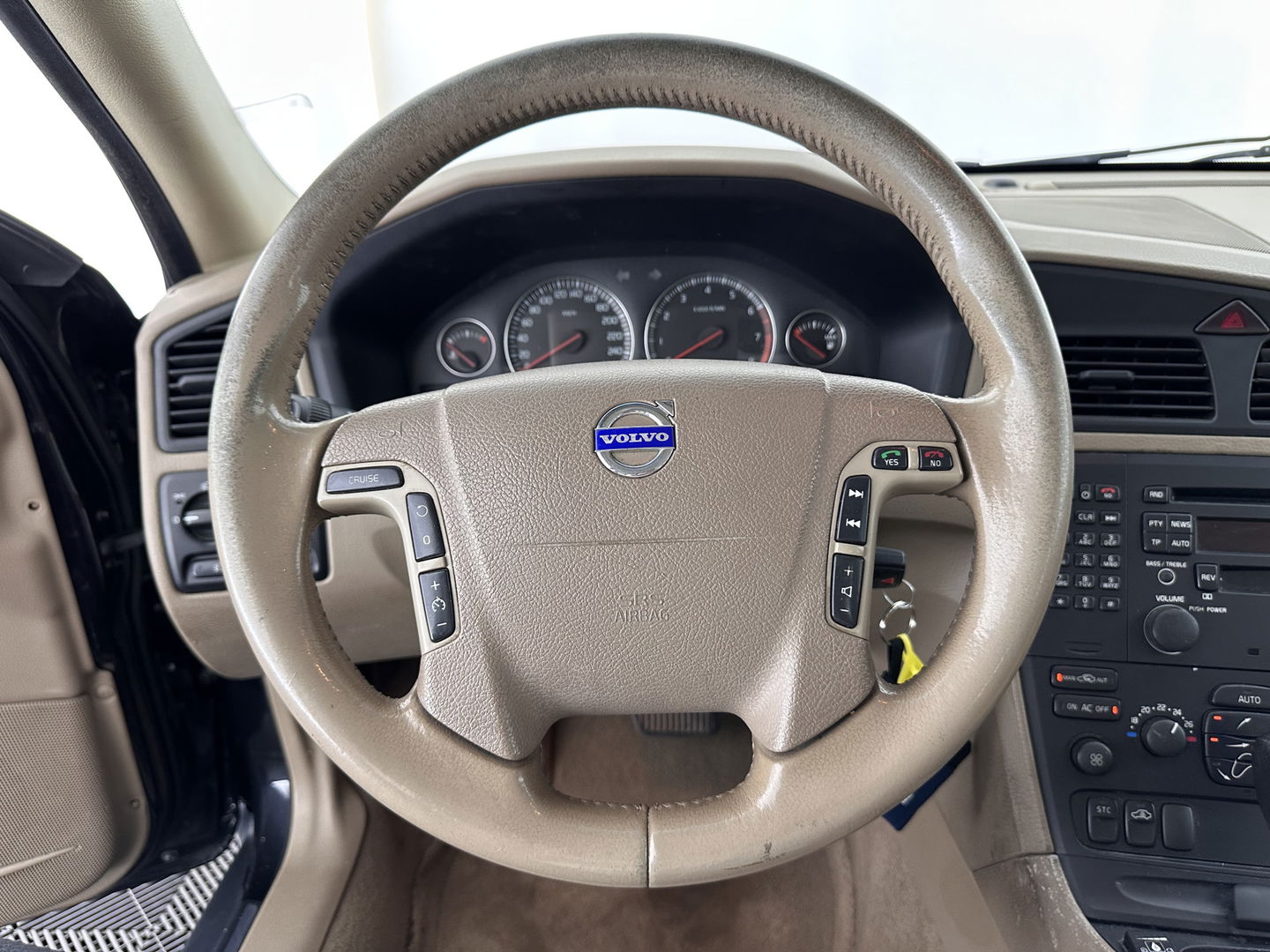 Volvo V70 2.4 Momentum Aut. *LUXURT-LEATHER | HEATED-COMFORTSEATS | ECC | CRUISE | 17''ALU | TOWBAR*