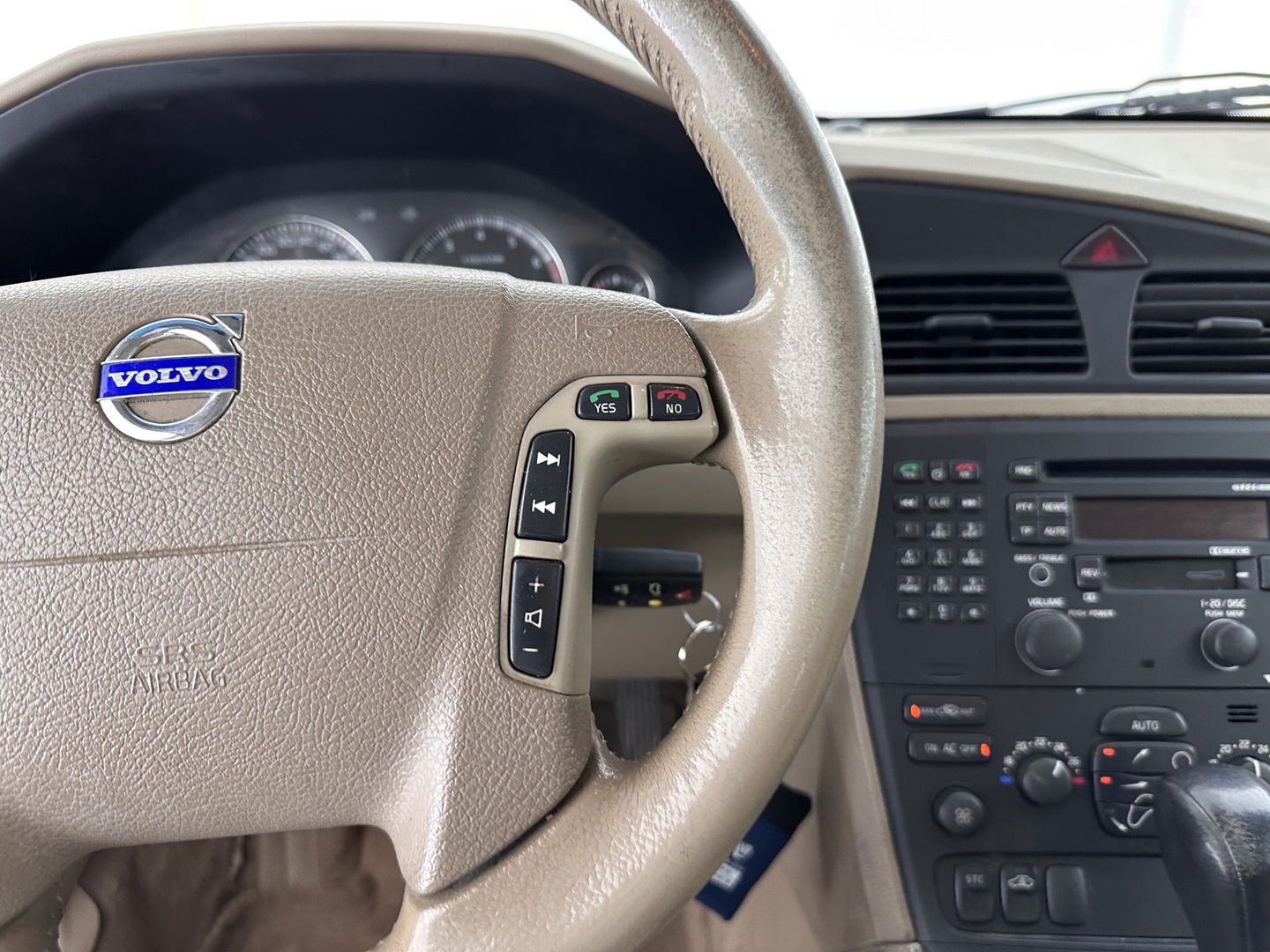 Volvo V70 2.4 Momentum Aut. *LUXURT-LEATHER | HEATED-COMFORTSEATS | ECC | CRUISE | 17''ALU | TOWBAR*