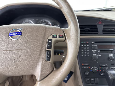 Volvo V70 2.4 Momentum Aut. *LUXURT-LEATHER | HEATED-COMFORTSEATS | ECC | CRUISE | 17''ALU | TOWBAR*