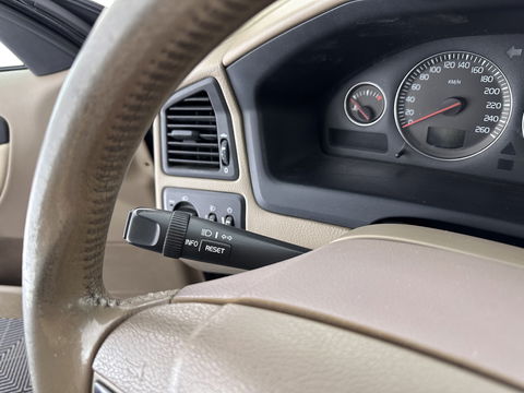 Volvo V70 2.4 Momentum Aut. *LUXURT-LEATHER | HEATED-COMFORTSEATS | ECC | CRUISE | 17''ALU | TOWBAR*