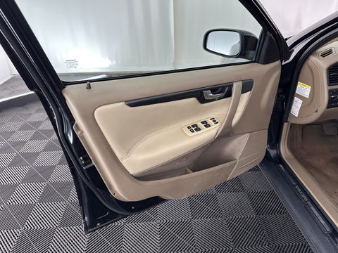 Volvo V70 2.4 Momentum Aut. *LUXURT-LEATHER | HEATED-COMFORTSEATS | ECC | CRUISE | 17''ALU | TOWBAR*