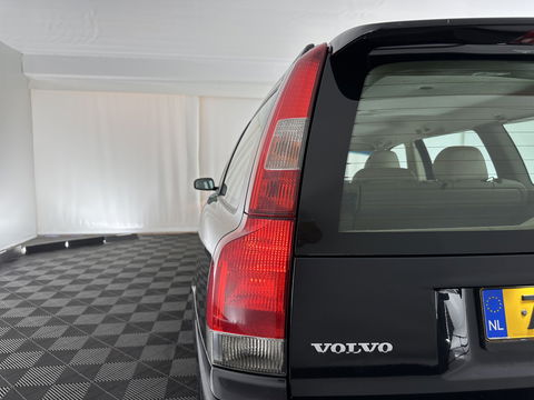 Volvo V70 2.4 Momentum Aut. *LUXURT-LEATHER | HEATED-COMFORTSEATS | ECC | CRUISE | 17''ALU | TOWBAR*