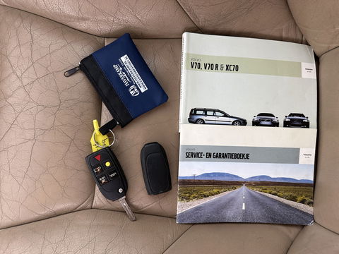 Volvo V70 2.4 Momentum Aut. *LUXURT-LEATHER | HEATED-COMFORTSEATS | ECC | CRUISE | 17''ALU | TOWBAR*