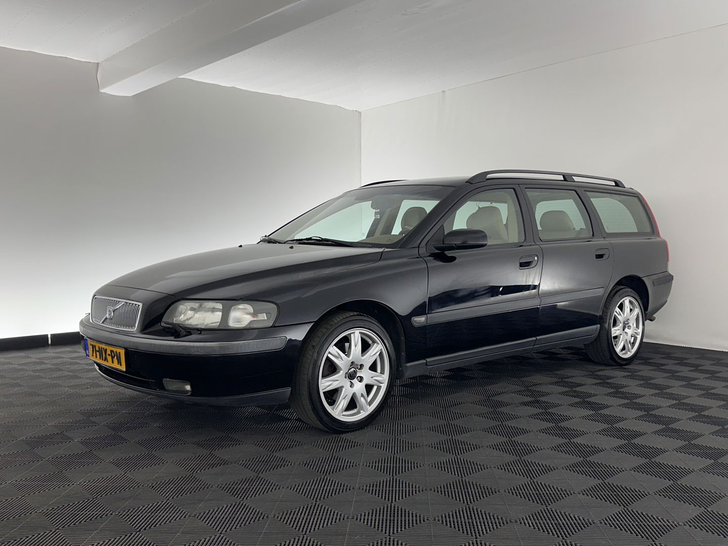 Volvo V70 2.4 Momentum Aut. *LUXURT-LEATHER | HEATED-COMFORTSEATS | ECC | CRUISE | 17''ALU | TOWBAR*