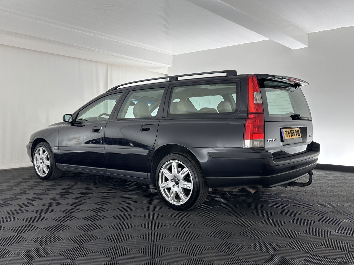 Volvo V70 2.4 Momentum Aut. *LUXURT-LEATHER | HEATED-COMFORTSEATS | ECC | CRUISE | 17''ALU | TOWBAR*