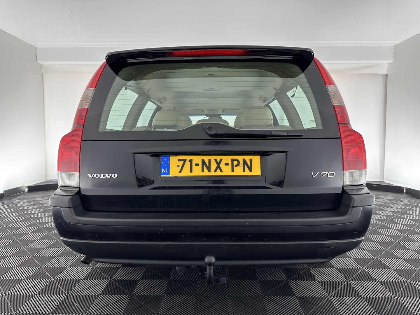 Volvo V70 2.4 Momentum Aut. *LUXURT-LEATHER | HEATED-COMFORTSEATS | ECC | CRUISE | 17''ALU | TOWBAR*