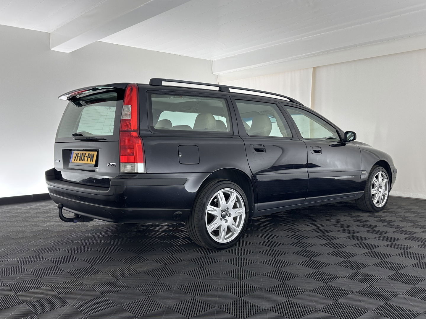 Volvo V70 2.4 Momentum Aut. *LUXURT-LEATHER | HEATED-COMFORTSEATS | ECC | CRUISE | 17''ALU | TOWBAR*
