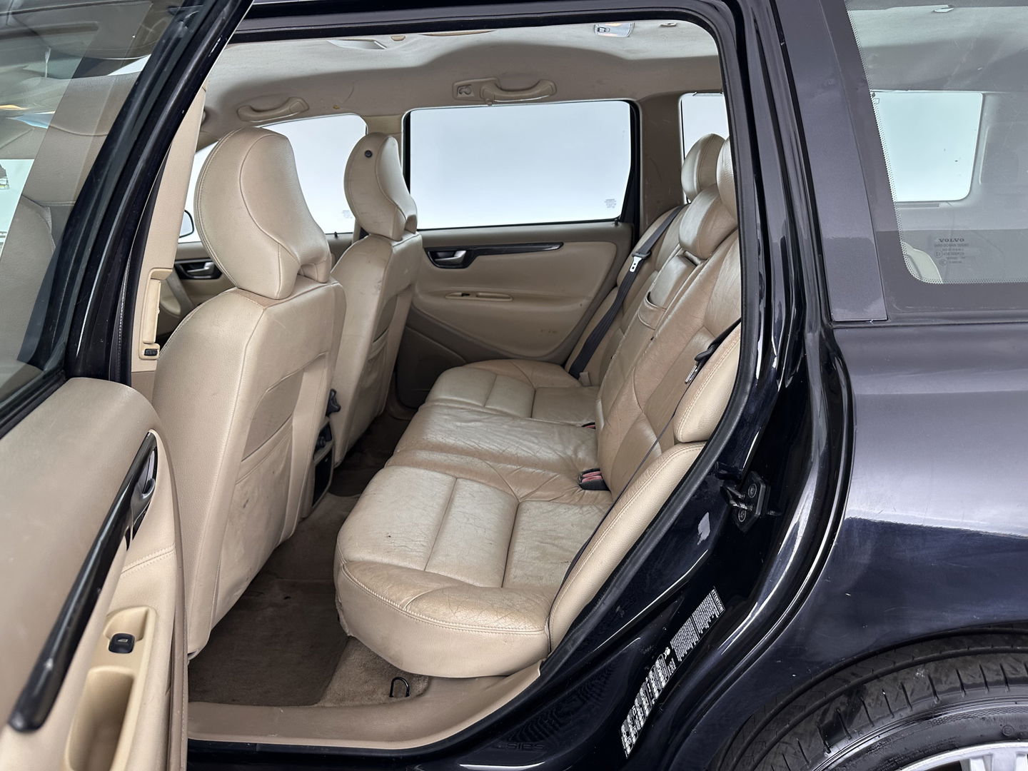 Volvo V70 2.4 Momentum Aut. *LUXURT-LEATHER | HEATED-COMFORTSEATS | ECC | CRUISE | 17''ALU | TOWBAR*