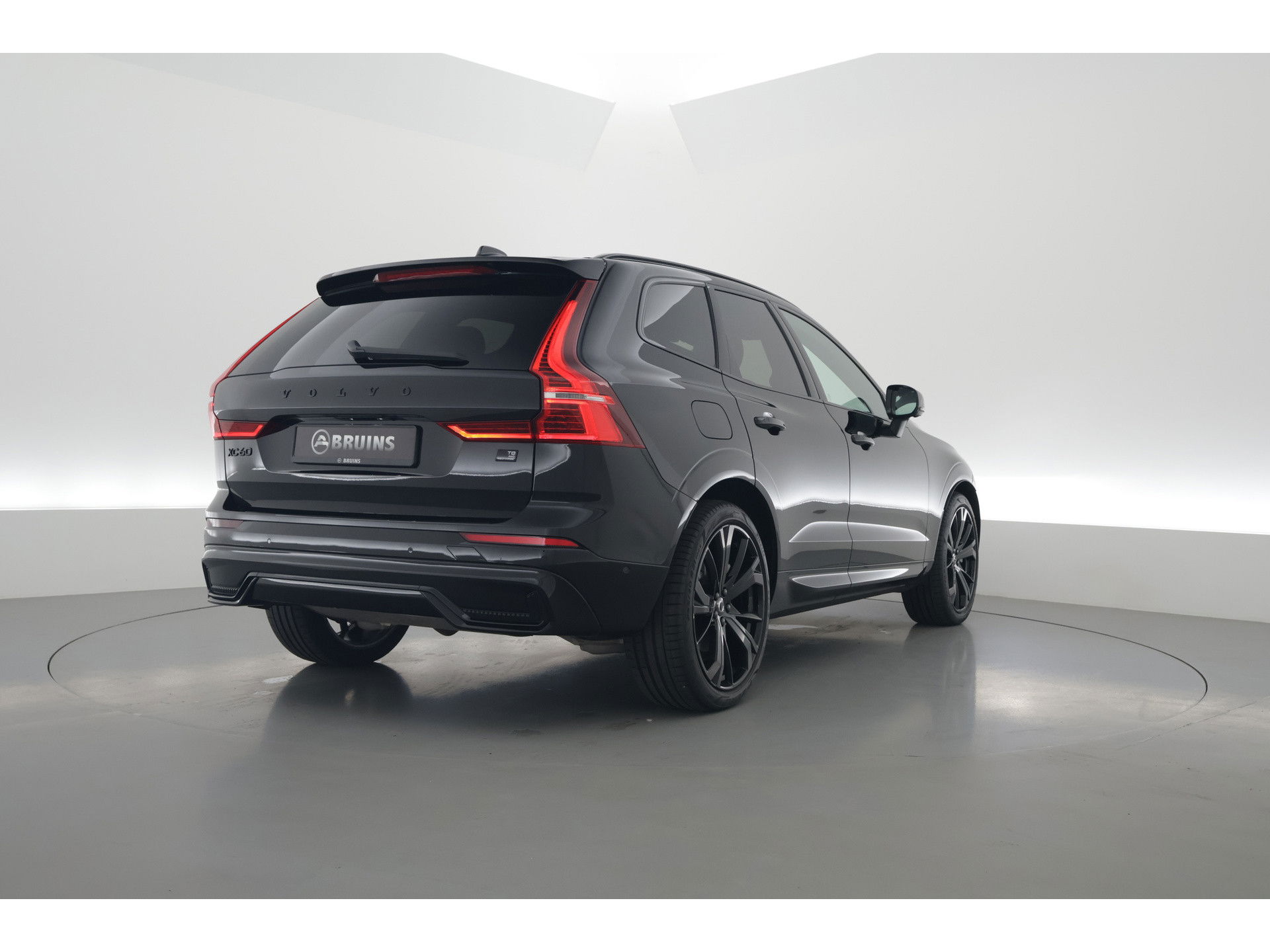 Volvo XC60 T8 Recharge Ultimate Black Edition | Full option | Luchtvering | Massage | Bowers &Wilkins | HUD | Pano | stoelventi. |