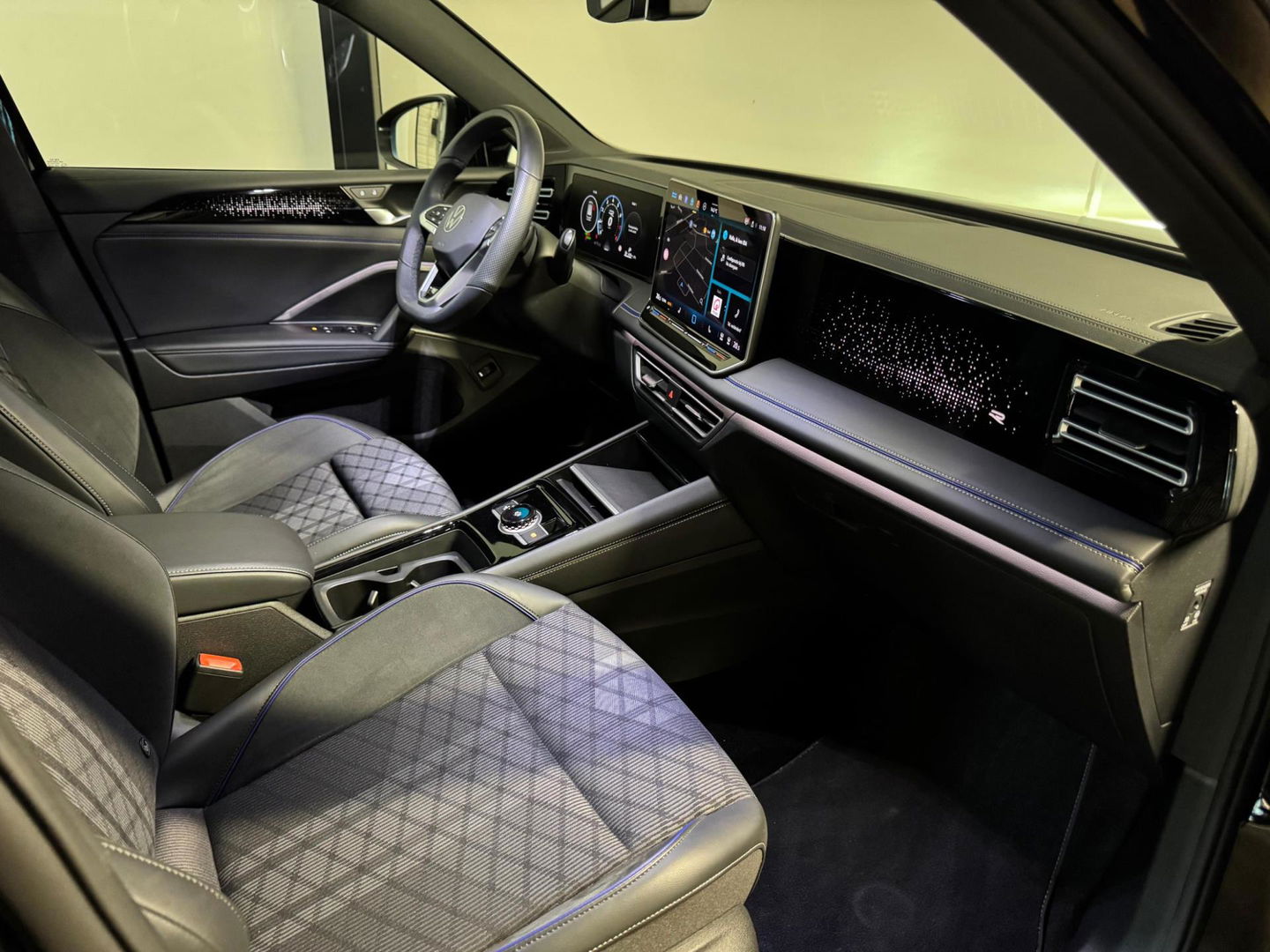 Volkswagen Tiguan 1.5 eTSI R-Line Edition PANO KEYLESS