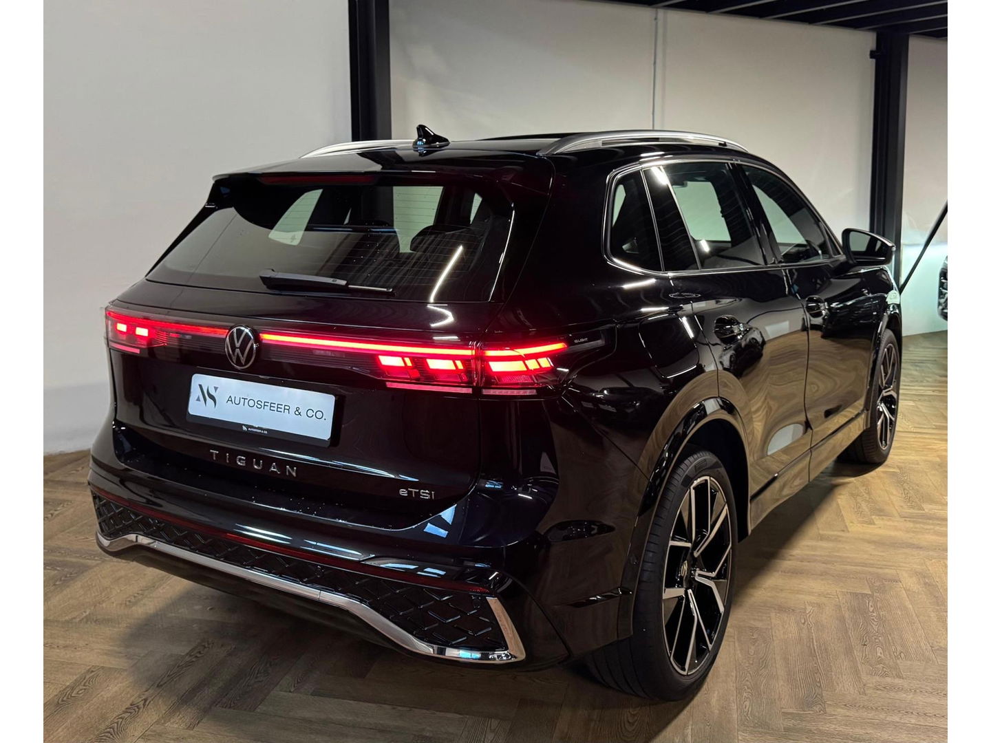 Volkswagen Tiguan 1.5 eTSI R-Line Edition PANO KEYLESS
