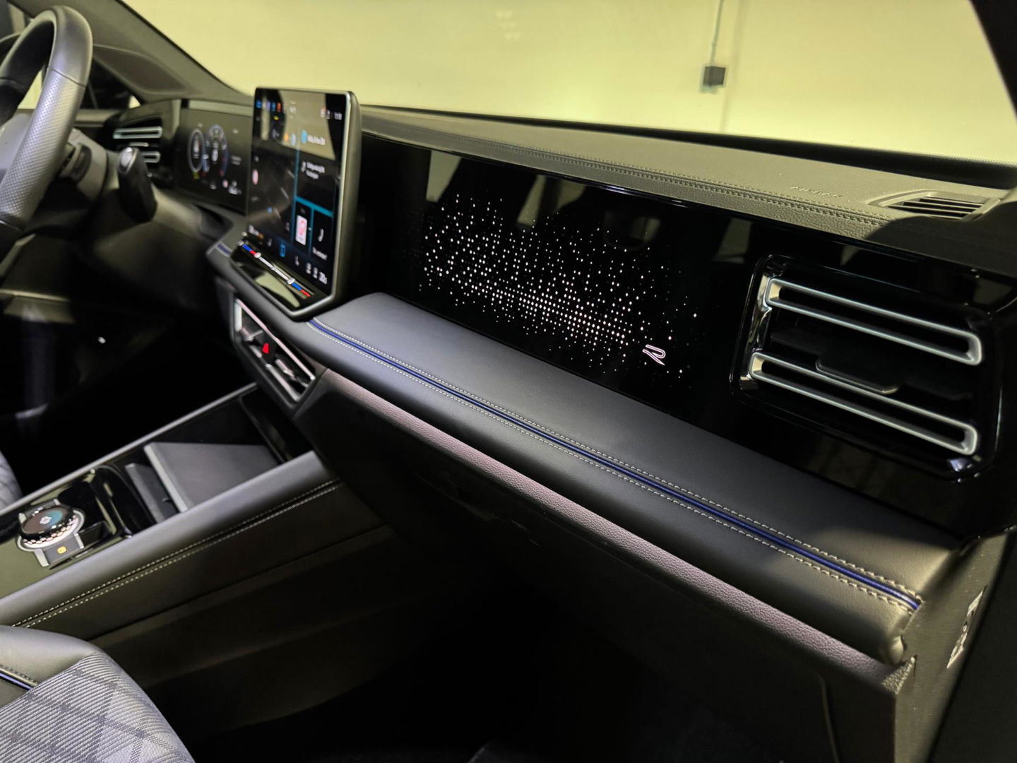 Volkswagen Tiguan 1.5 eTSI R-Line Edition PANO KEYLESS