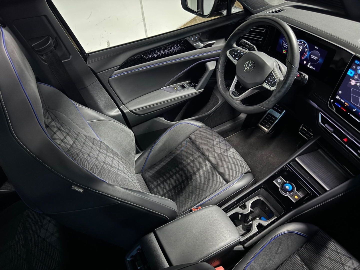 Volkswagen Tiguan 1.5 eTSI R-Line Edition PANO KEYLESS