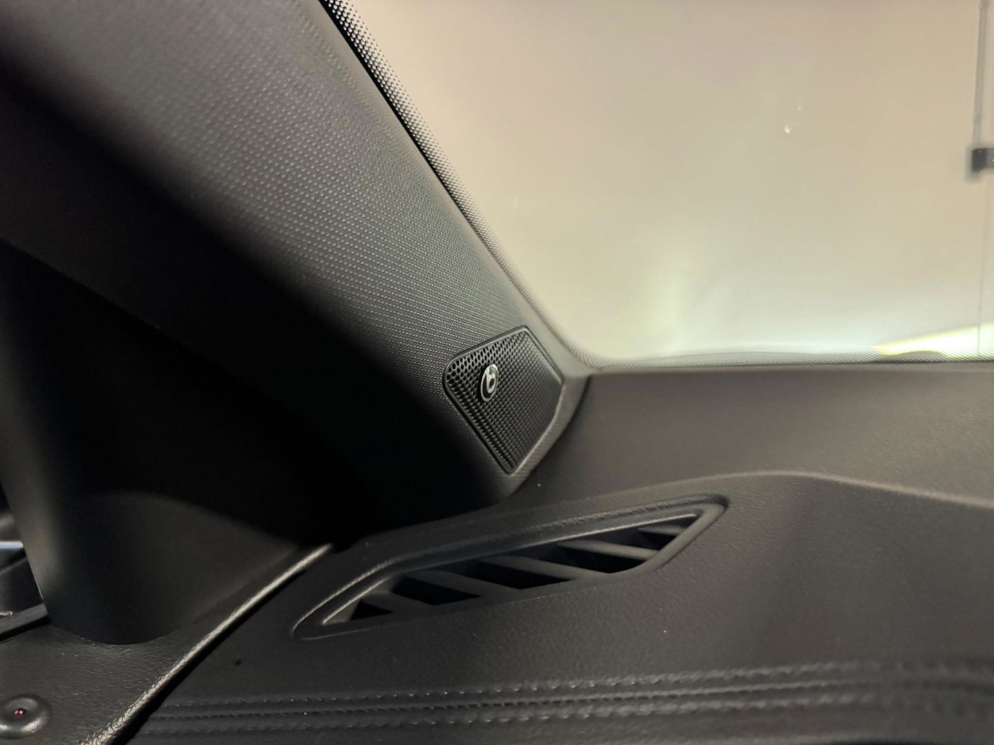Volkswagen T-Roc 1.5 TSI R-Line Edition PANO KEYLESS