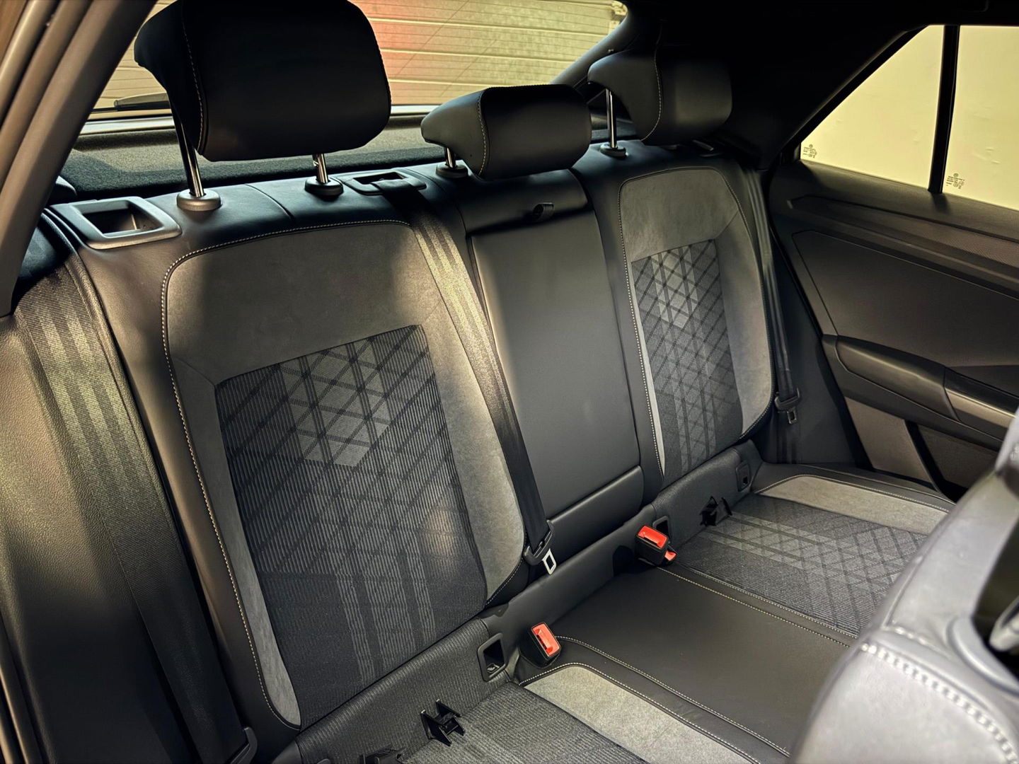 Volkswagen T-Roc 1.5 TSI R-Line Edition PANO KEYLESS