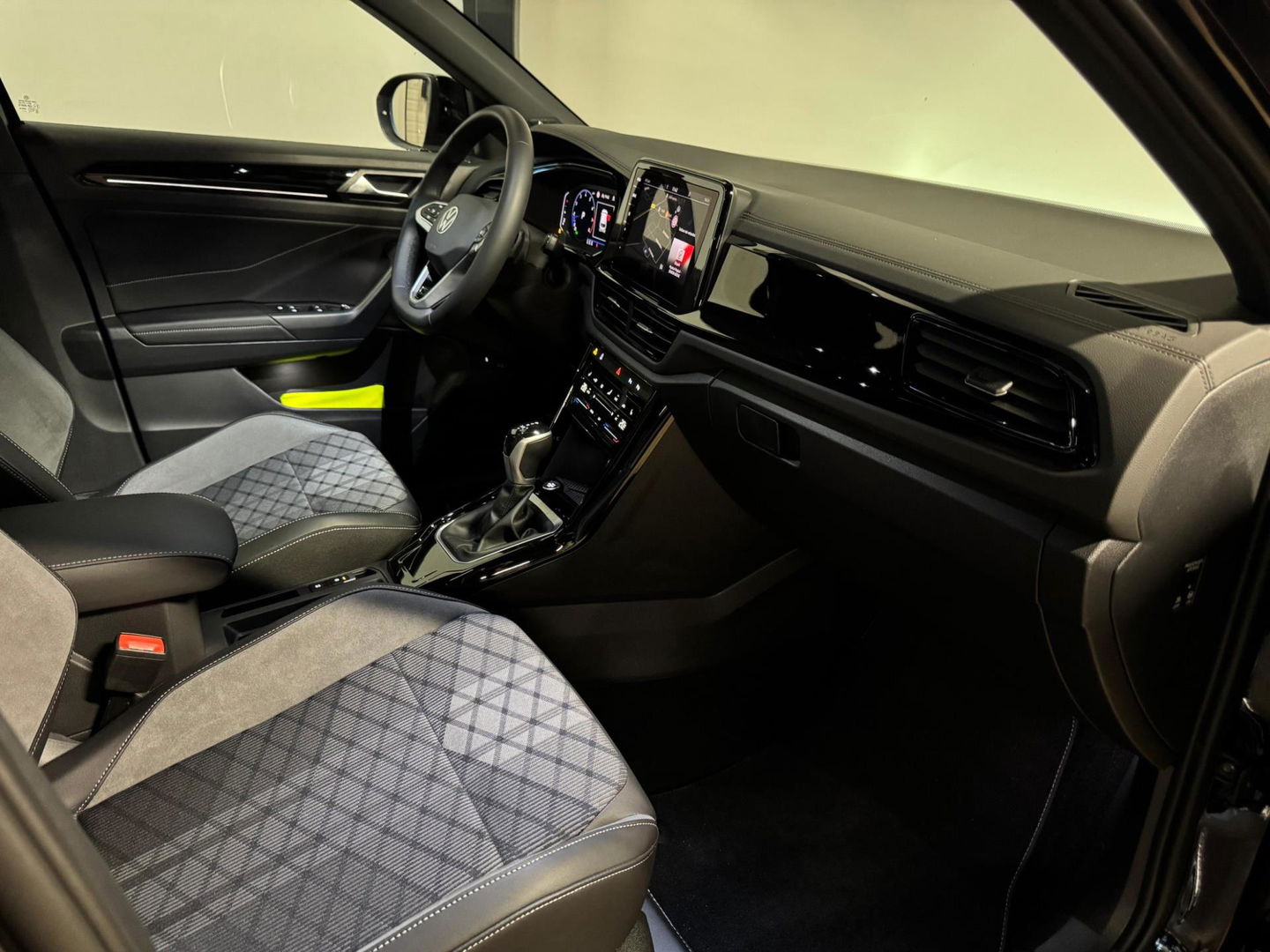 Volkswagen T-Roc 1.5 TSI R-Line Edition PANO KEYLESS