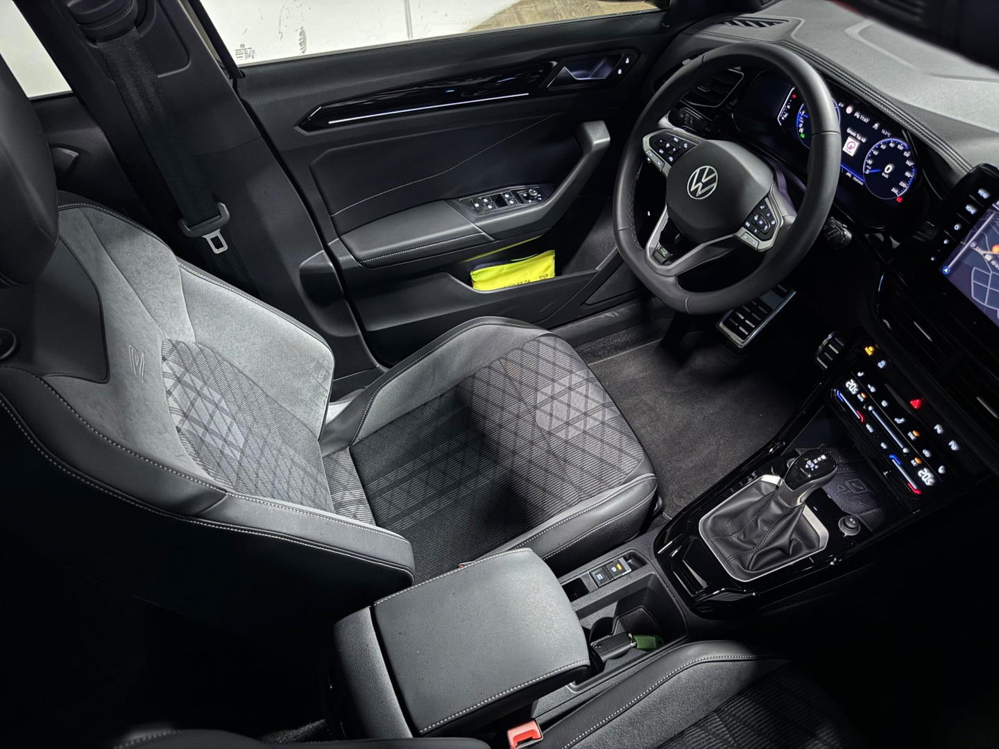 Volkswagen T-Roc 1.5 TSI R-Line Edition PANO KEYLESS