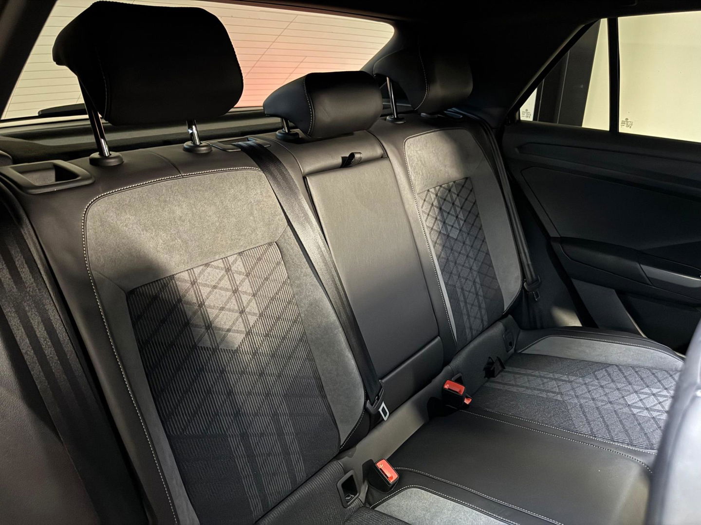 Volkswagen T-Roc 1.5 TSI R-Line Edition PANO KEYLESS