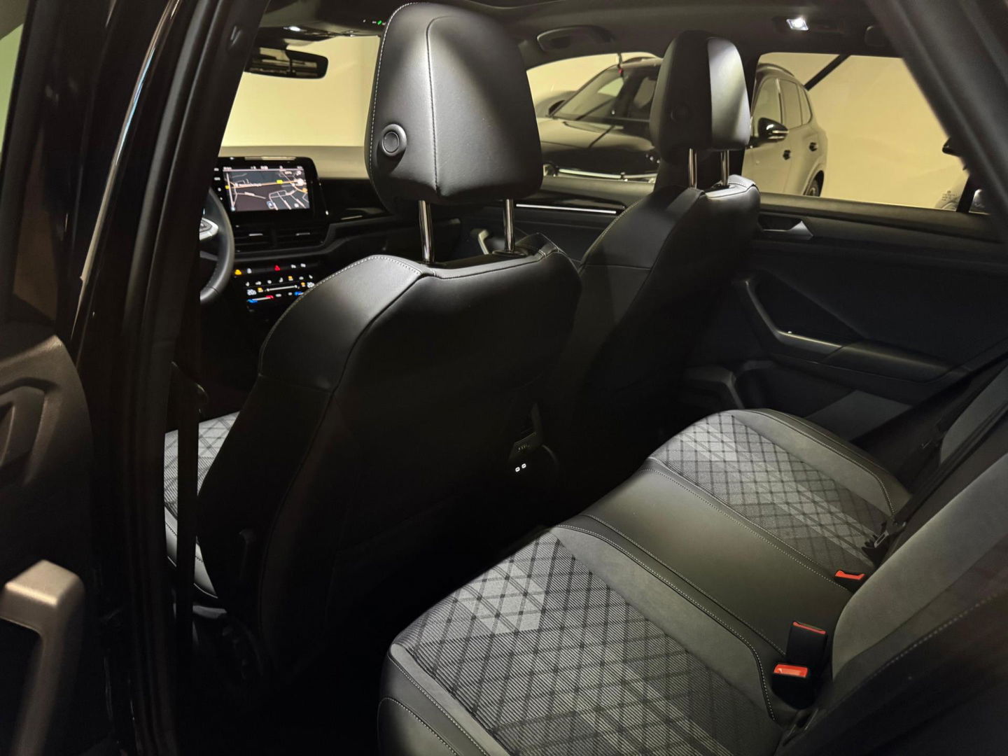 Volkswagen T-Roc 1.5 TSI R-Line Edition PANO KEYLESS