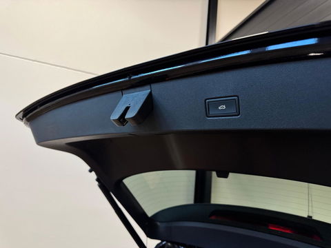 Volkswagen T-Roc 1.5 TSI R-Line Edition PANO KEYLESS