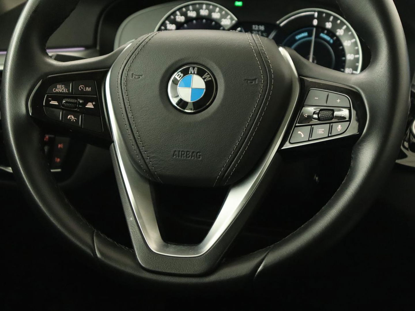 BMW 5 Serie 530e iPerformance High Executive | Panoramadak | Automaat | Carplay | Navigatie | Leder | Stoelverwarming | Stoelventilatie | Sfeerverlichting | LED | PHEV | LMV 17 inch | Camera | Adaptive cruise |