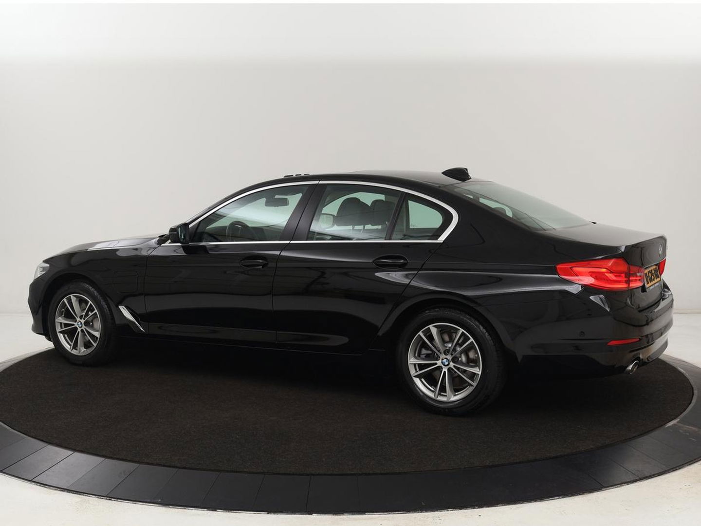 BMW 5 Serie 530e iPerformance High Executive | Panoramadak | Automaat | Carplay | Navigatie | Leder | Stoelverwarming | Stoelventilatie | Sfeerverlichting | LED | PHEV | LMV 17 inch | Camera | Adaptive cruise |