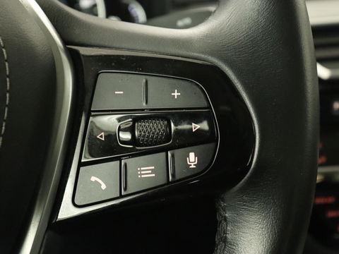 BMW 5 Serie 530e iPerformance High Executive | Panoramadak | Automaat | Carplay | Navigatie | Leder | Stoelverwarming | Stoelventilatie | Sfeerverlichting | LED | PHEV | LMV 17 inch | Camera | Adaptive cruise |