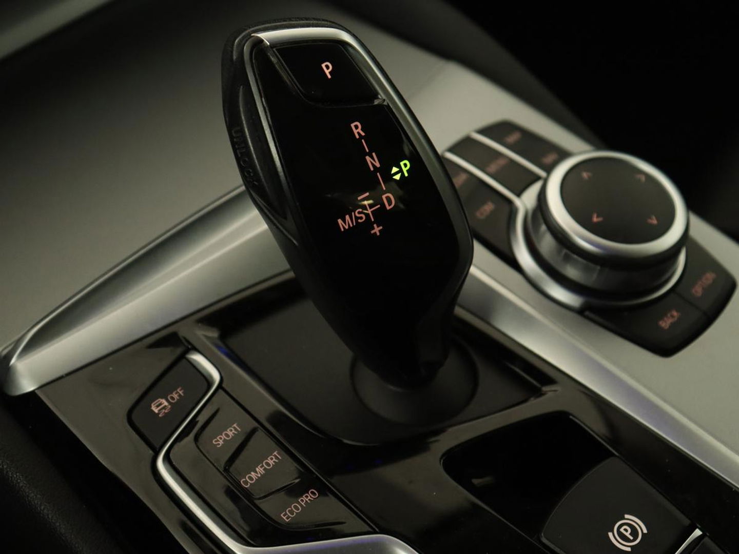 BMW 5 Serie 530e iPerformance High Executive | Panoramadak | Automaat | Carplay | Navigatie | Leder | Stoelverwarming | Stoelventilatie | Sfeerverlichting | LED | PHEV | LMV 17 inch | Camera | Adaptive cruise |