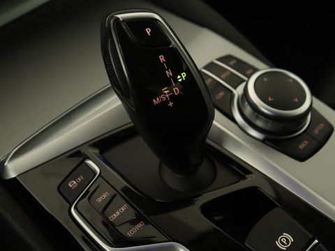 BMW 5 Serie 530e iPerformance High Executive | Panoramadak | Automaat | Carplay | Navigatie | Leder | Stoelverwarming | Stoelventilatie | Sfeerverlichting | LED | PHEV | LMV 17 inch | Camera | Adaptive cruise |