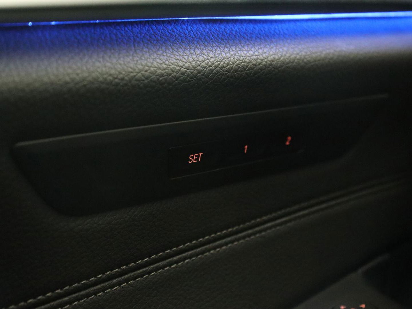 BMW 5 Serie 530e iPerformance High Executive | Panoramadak | Automaat | Carplay | Navigatie | Leder | Stoelverwarming | Stoelventilatie | Sfeerverlichting | LED | PHEV | LMV 17 inch | Camera | Adaptive cruise |
