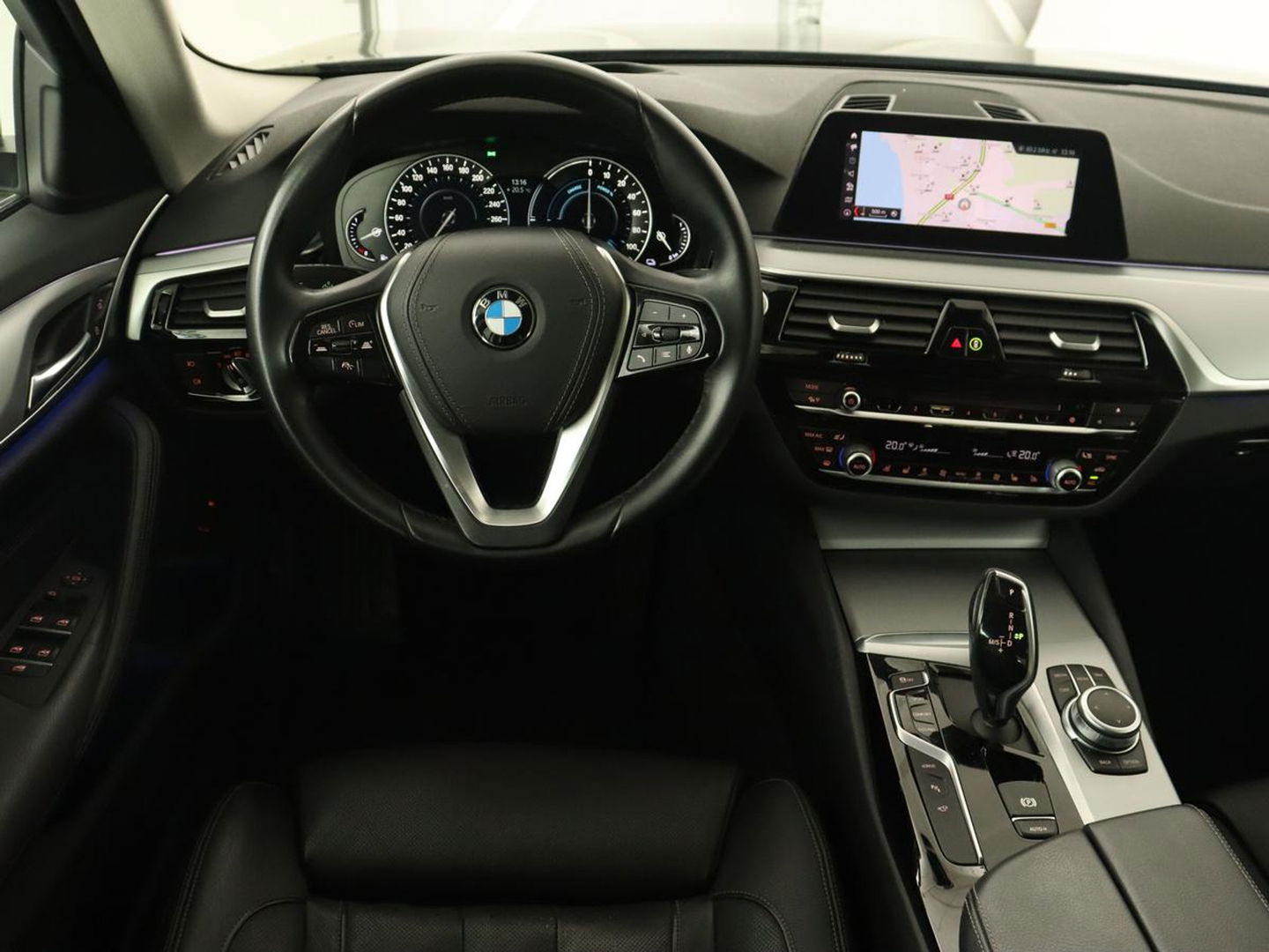 BMW 5 Serie 530e iPerformance High Executive | Panoramadak | Automaat | Carplay | Navigatie | Leder | Stoelverwarming | Stoelventilatie | Sfeerverlichting | LED | PHEV | LMV 17 inch | Camera | Adaptive cruise |