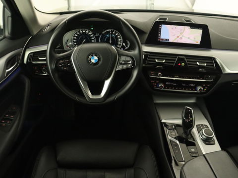 BMW 5 Serie 530e iPerformance High Executive | Panoramadak | Automaat | Carplay | Navigatie | Leder | Stoelverwarming | Stoelventilatie | Sfeerverlichting | LED | PHEV | LMV 17 inch | Camera | Adaptive cruise |