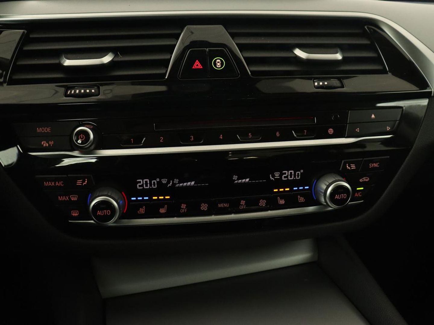 BMW 5 Serie 530e iPerformance High Executive | Panoramadak | Automaat | Carplay | Navigatie | Leder | Stoelverwarming | Stoelventilatie | Sfeerverlichting | LED | PHEV | LMV 17 inch | Camera | Adaptive cruise |