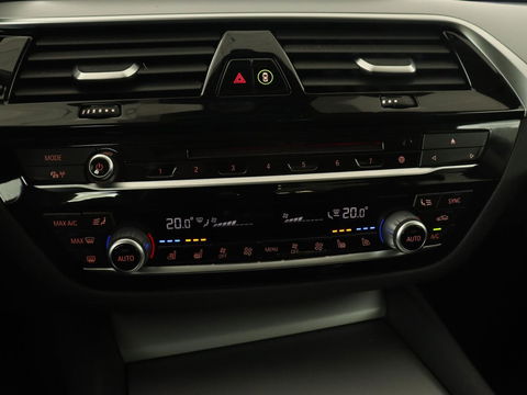 BMW 5 Serie 530e iPerformance High Executive | Panoramadak | Automaat | Carplay | Navigatie | Leder | Stoelverwarming | Stoelventilatie | Sfeerverlichting | LED | PHEV | LMV 17 inch | Camera | Adaptive cruise |