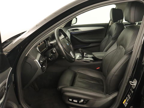 BMW 5 Serie 530e iPerformance High Executive | Panoramadak | Automaat | Carplay | Navigatie | Leder | Stoelverwarming | Stoelventilatie | Sfeerverlichting | LED | PHEV | LMV 17 inch | Camera | Adaptive cruise |