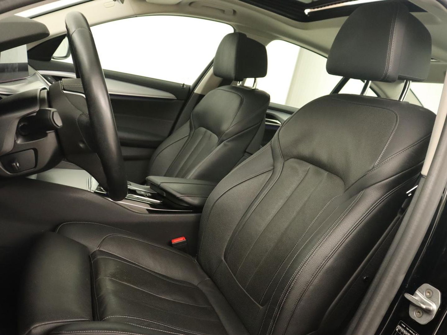 BMW 5 Serie 530e iPerformance High Executive | Panoramadak | Automaat | Carplay | Navigatie | Leder | Stoelverwarming | Stoelventilatie | Sfeerverlichting | LED | PHEV | LMV 17 inch | Camera | Adaptive cruise |