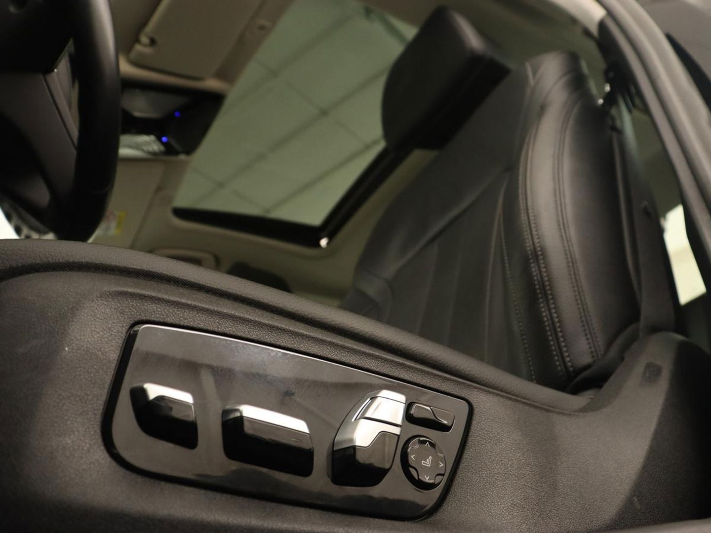 BMW 5 Serie 530e iPerformance High Executive | Panoramadak | Automaat | Carplay | Navigatie | Leder | Stoelverwarming | Stoelventilatie | Sfeerverlichting | LED | PHEV | LMV 17 inch | Camera | Adaptive cruise |