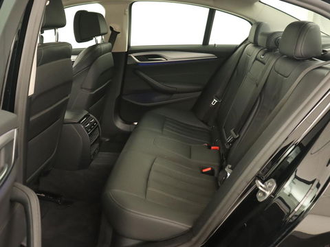 BMW 5 Serie 530e iPerformance High Executive | Panoramadak | Automaat | Carplay | Navigatie | Leder | Stoelverwarming | Stoelventilatie | Sfeerverlichting | LED | PHEV | LMV 17 inch | Camera | Adaptive cruise |