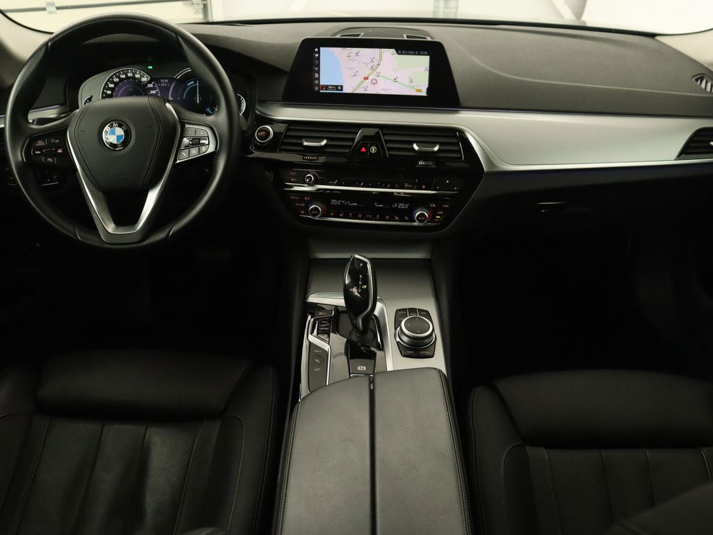 BMW 5 Serie 530e iPerformance High Executive | Panoramadak | Automaat | Carplay | Navigatie | Leder | Stoelverwarming | Stoelventilatie | Sfeerverlichting | LED | PHEV | LMV 17 inch | Camera | Adaptive cruise |