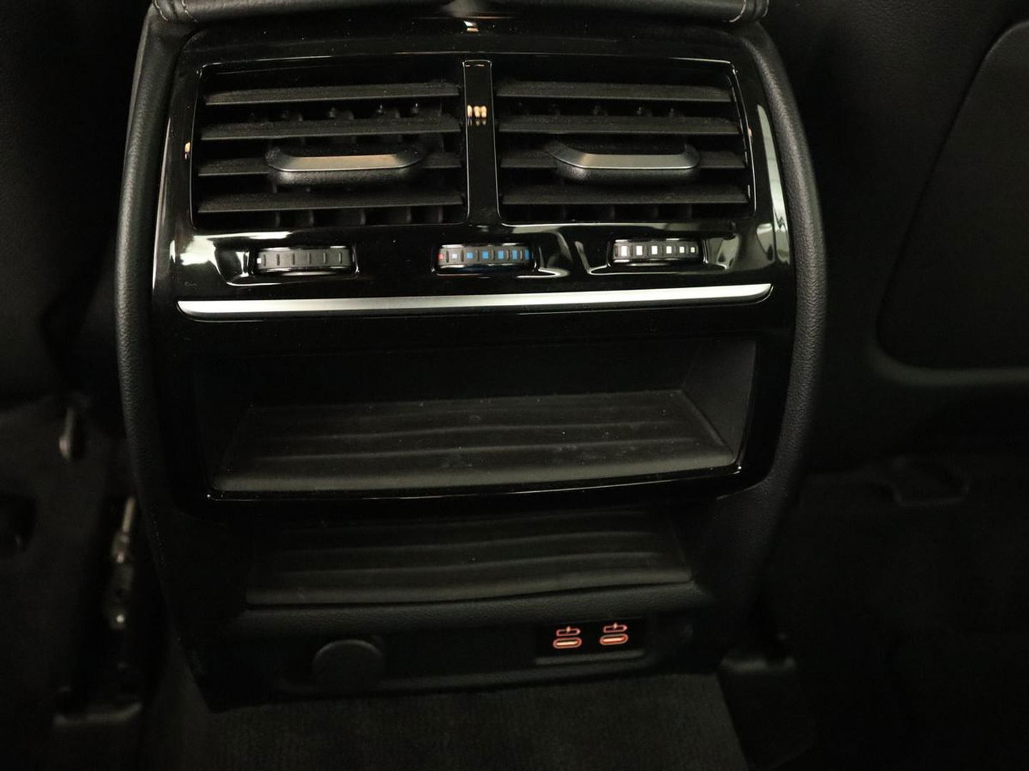 BMW 5 Serie 530e iPerformance High Executive | Panoramadak | Automaat | Carplay | Navigatie | Leder | Stoelverwarming | Stoelventilatie | Sfeerverlichting | LED | PHEV | LMV 17 inch | Camera | Adaptive cruise |